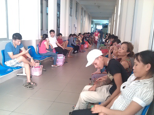 Bà bầu vật vã đi khám thai trong nắng nóng trên 40 độ C - 15