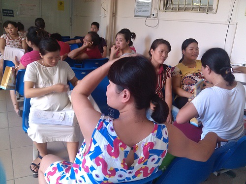 Bà bầu vật vã đi khám thai trong nắng nóng trên 40 độ C - 16