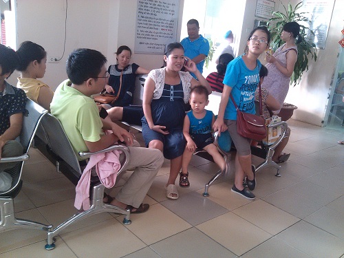 Bà bầu vật vã đi khám thai trong nắng nóng trên 40 độ C - 17