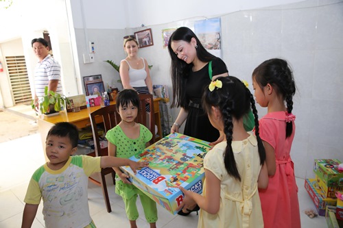 Hà Phương đưa con gái về nước làm từ thiện - 1