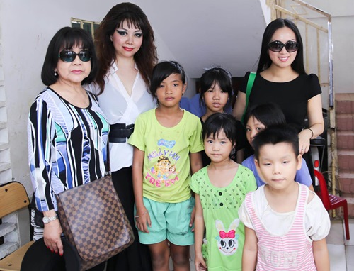 Hà Phương đưa con gái về nước làm từ thiện - 3