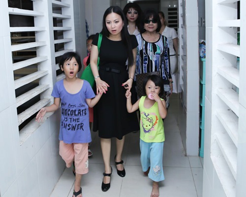 Hà Phương đưa con gái về nước làm từ thiện - 4