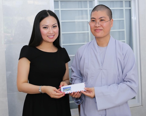 Hà Phương đưa con gái về nước làm từ thiện - 9