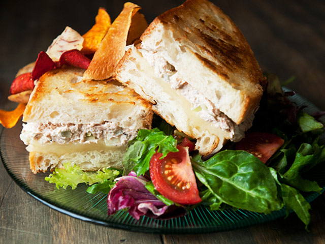 Bánh mì kẹp cá ngừ đóng hộp đơn giản, dễ ăn - 9