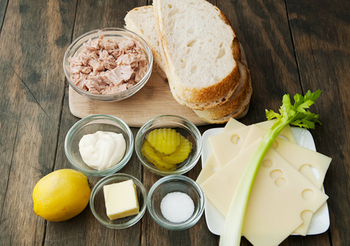 Bánh mì kẹp cá ngừ đóng hộp đơn giản, dễ ăn - 1