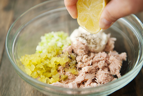 Bánh mì kẹp cá ngừ đóng hộp đơn giản, dễ ăn - 3