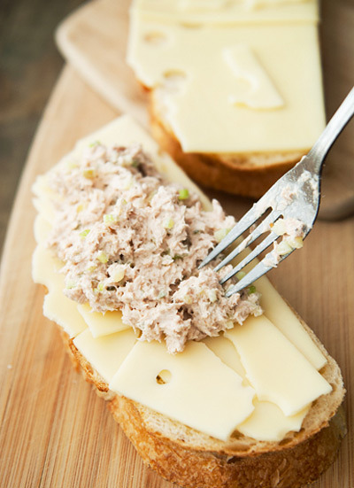 Bánh mì kẹp cá ngừ đóng hộp đơn giản, dễ ăn - 6