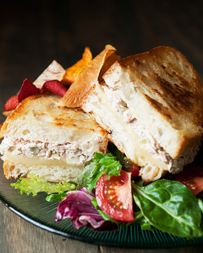 Bánh mì kẹp cá ngừ đóng hộp đơn giản, dễ ăn - 8