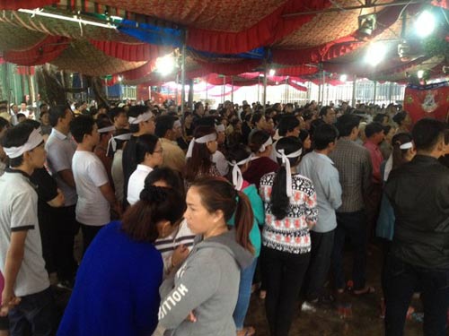 Hàng ngàn người đưa 6 nạn nhân bị thảm sát về nơi an nghỉ - 3