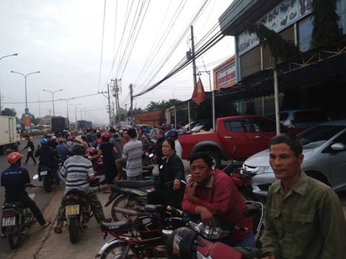 Hàng ngàn người đưa 6 nạn nhân bị thảm sát về nơi an nghỉ - 4