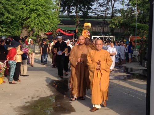 Hàng ngàn người đưa 6 nạn nhân bị thảm sát về nơi an nghỉ - 5