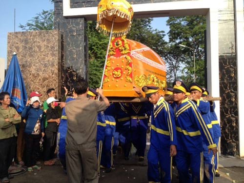Hàng ngàn người đưa 6 nạn nhân bị thảm sát về nơi an nghỉ - 6