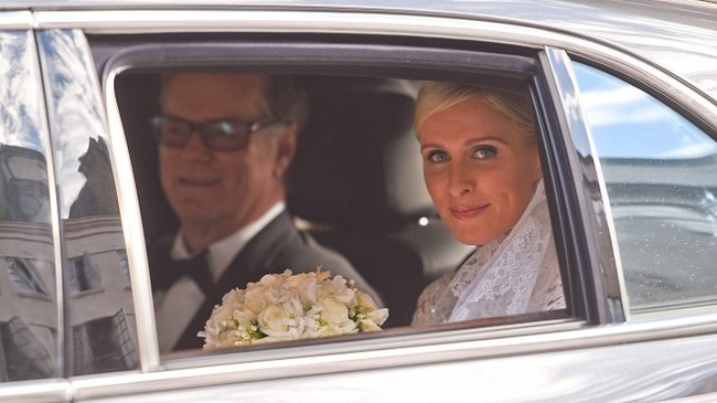 Váy cưới tiền tỷ của Nicky Hilton bị vướng vào xe Bentley - 7