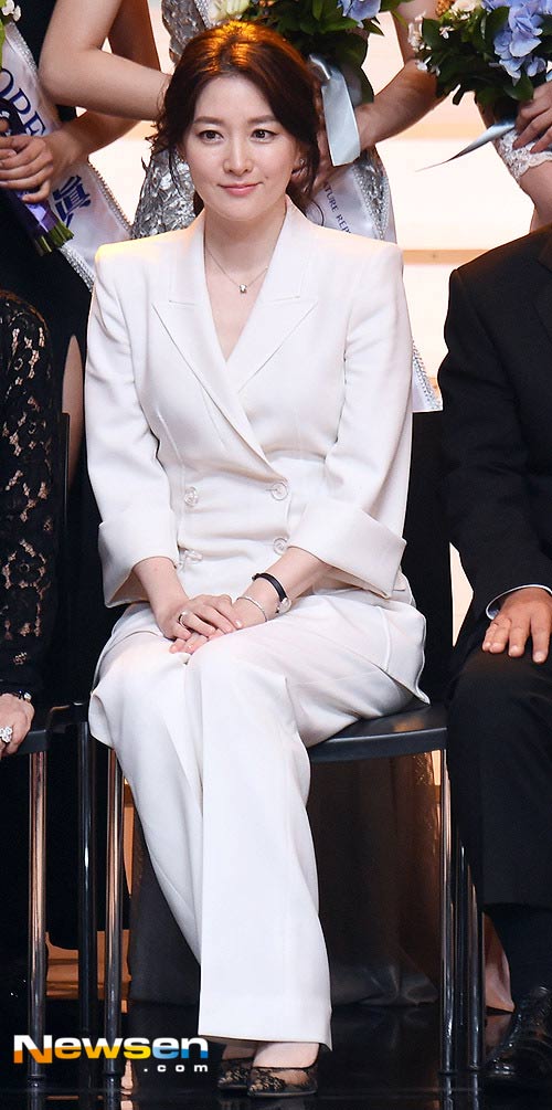 Lee Young Ae đẹp sang quot;lấn átquot; tân HH Hàn Quốc - 1