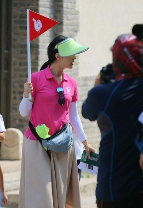 Phạm Băng Băng che chắn khá kỹ vì sợ nắng - 2