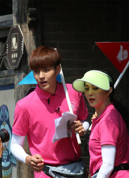 Phạm Băng Băng che chắn khá kỹ vì sợ nắng - 4