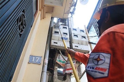 Xem EVN Hà Nội ghi số điện bằng gậy chụp ảnh - 5