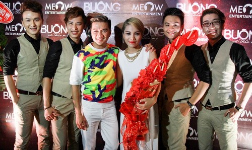 quot;Bạn gái tin đồnquot; của Sơn Tùng gợi cảm mừng Vũ Thảo My - 3