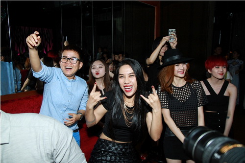 quot;Bạn gái tin đồnquot; của Sơn Tùng gợi cảm mừng Vũ Thảo My - 7