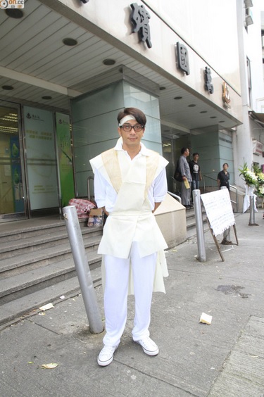 Ngô Trác Hy nghẹn ngào trong đám tang cha - 1