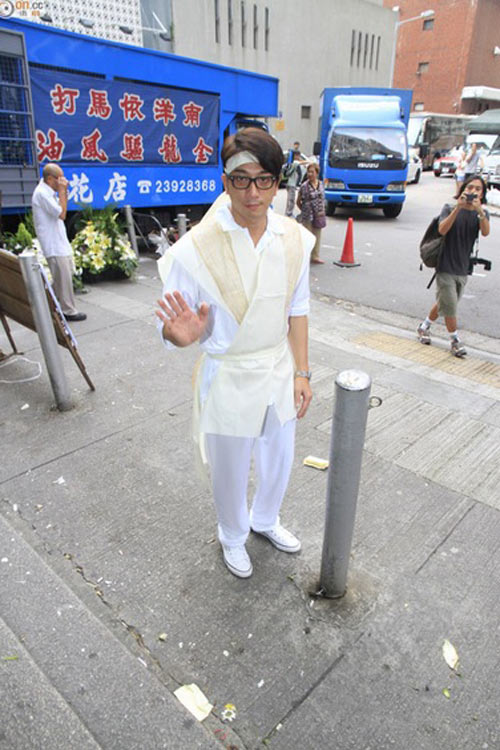 Ngô Trác Hy nghẹn ngào trong đám tang cha - 2