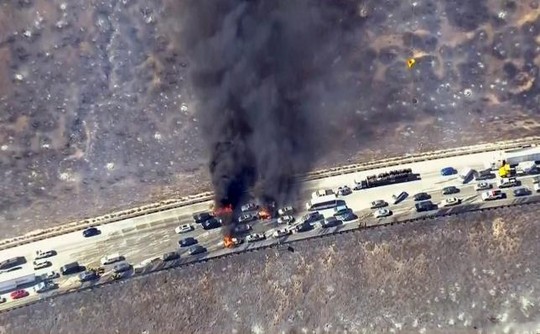 Mỹ: Cháy rừng khủng khiếp, lửa quot;leoquot; đường cao tốc đốt xe hơi - 4