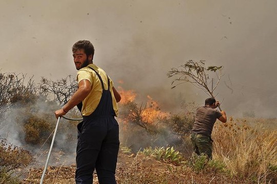 Mỹ: Cháy rừng khủng khiếp, lửa quot;leoquot; đường cao tốc đốt xe hơi - 10