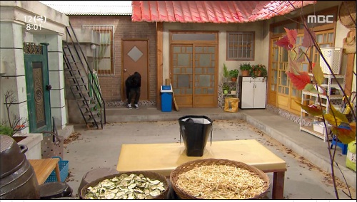 Nhà giàu, nhà nghèo quanh số phận của cô gái #039;Nắm lấy tay anh#039; - 12