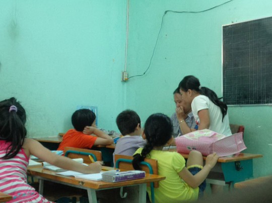 Dạy thêm trước khi vào lớp 1: Cấm cứ cấm, dạy cứ dạy - 1