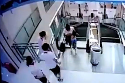 Mẹ cố cứu con rồi bị thang cuốn quot;nuốt chửngquot; - 1