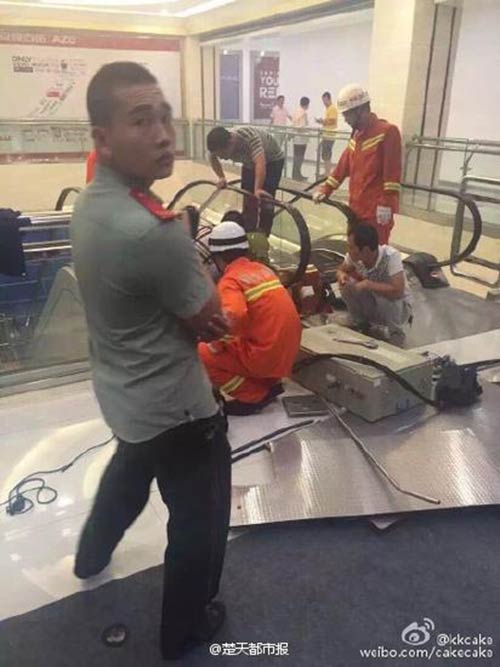 Mẹ cố cứu con rồi bị thang cuốn quot;nuốt chửngquot; - 3