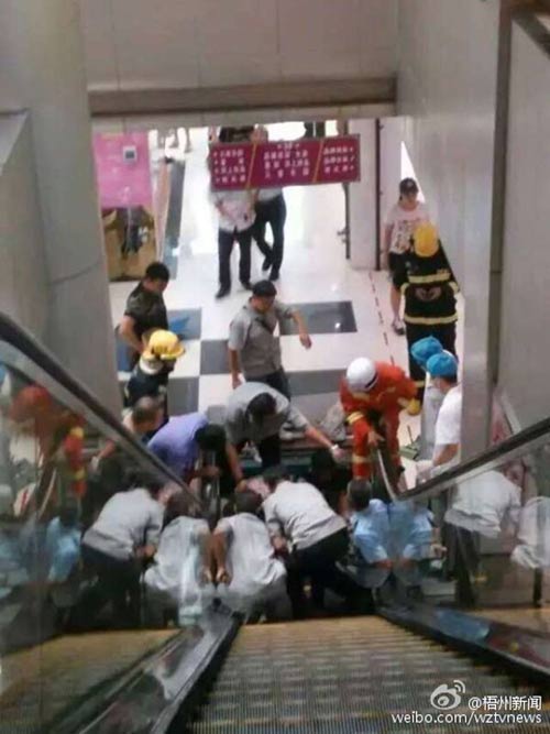 Bé 12 tháng bị thang cuốn kẹp tay ở Trung Quốc - 1