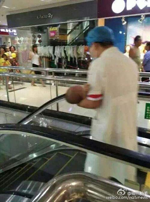 Bé 12 tháng bị thang cuốn kẹp tay ở Trung Quốc - 2