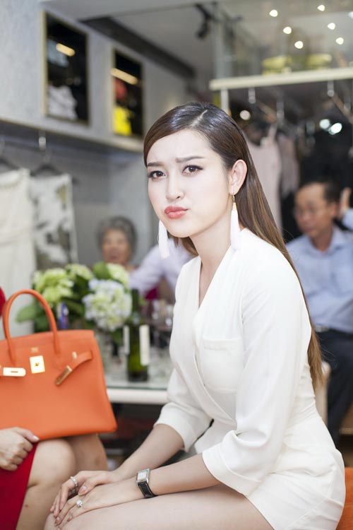 Á hậu Huyền My khoác phụ kiện nửa tỷ đi sự kiện - 2