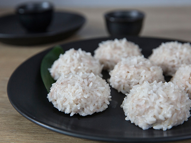 Xôi bọc củ sen hấp: Bữa sáng lạ miệng mà ngon! - 9