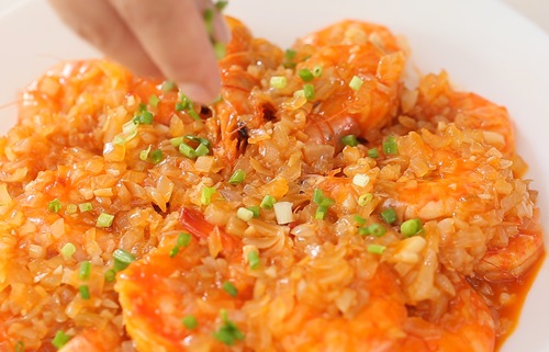 Mát trời làm tôm sốt tỏi chua cay - 9