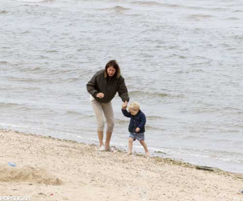 Hoàng tử bé vui chơi cùng bà ngoại bên bờ biển - 2