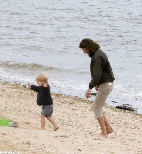 Hoàng tử bé vui chơi cùng bà ngoại bên bờ biển - 5