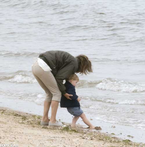 Hoàng tử bé vui chơi cùng bà ngoại bên bờ biển - 6