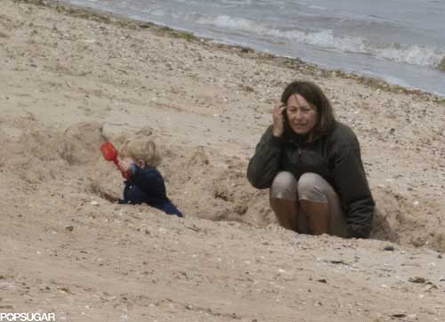 Hoàng tử bé vui chơi cùng bà ngoại bên bờ biển - 4