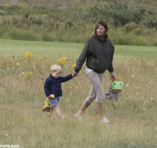 Hoàng tử bé vui chơi cùng bà ngoại bên bờ biển - 1