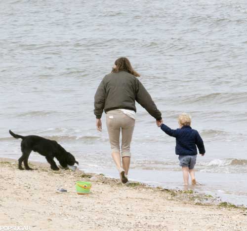 Hoàng tử bé vui chơi cùng bà ngoại bên bờ biển - 7