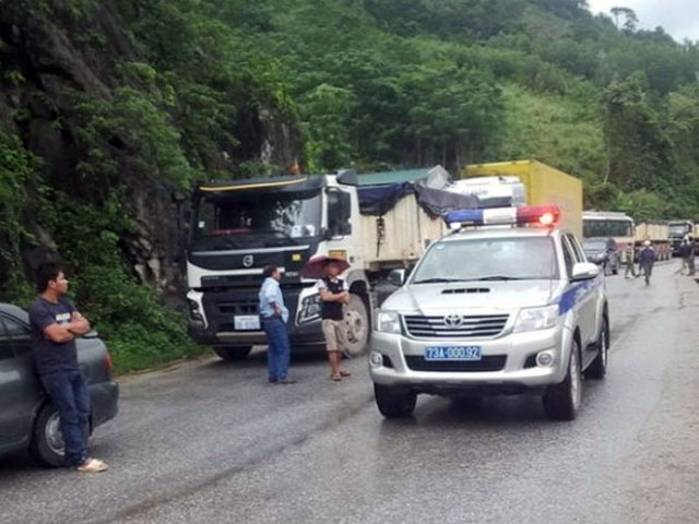 Tài xế quot;đấu võ mồmquot;, quốc lộ quot;tê liệtquot; hơn 5 giờ - 1