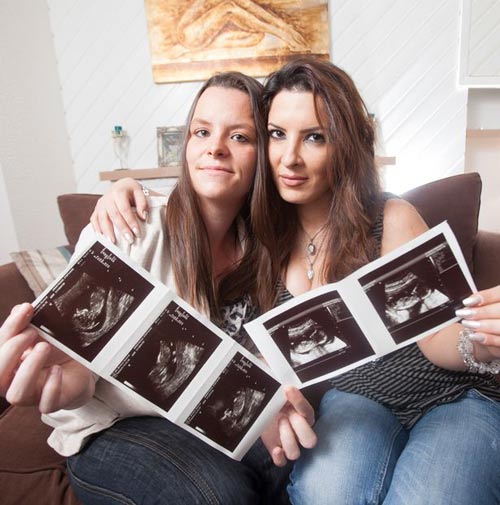 Cặp đồng tính nữ có bầu với cùng một người hiến tinh trùng - 1