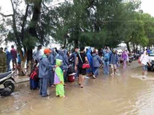 Du khách mắc kẹt vật vã rời đảo Cô Tô - 4