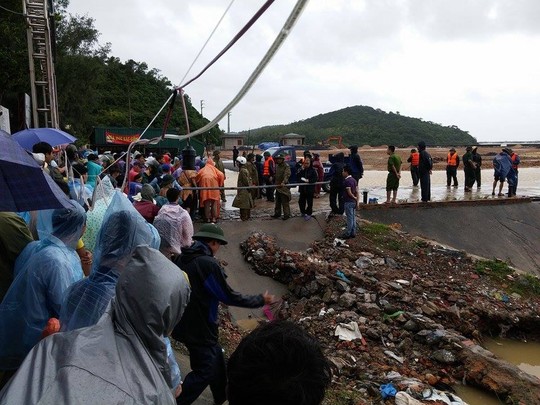 Du khách mắc kẹt vật vã rời đảo Cô Tô - 8