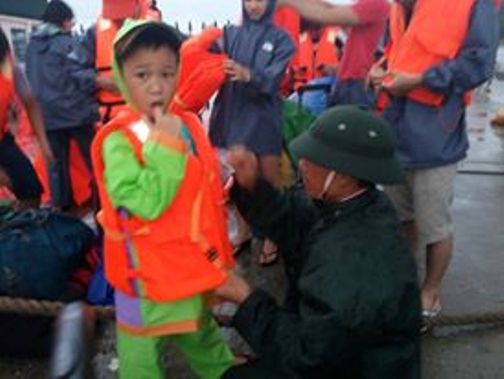 Du khách mắc kẹt vật vã rời đảo Cô Tô - 5