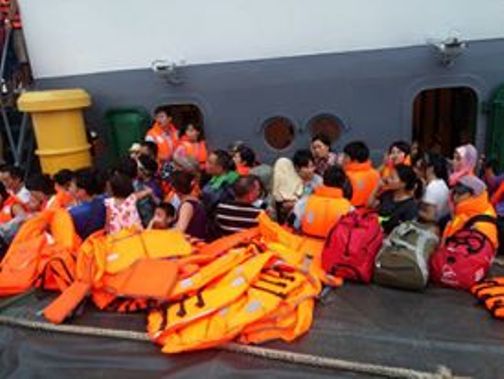 Du khách mắc kẹt vật vã rời đảo Cô Tô - 7