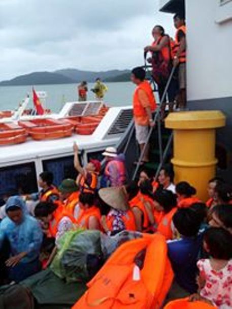 Du khách mắc kẹt vật vã rời đảo Cô Tô - 6