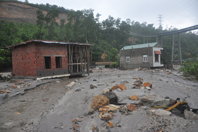 quot;Chưa bao giờ thấy trận #039;đại hồng thủy#039; nào kinh hoàng đến thếquot; - 2